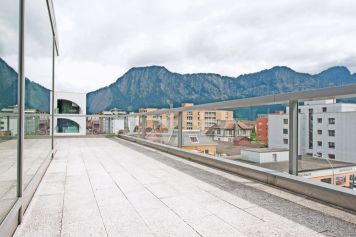 Moderne Gewerbefläche mit attrakiven Büros und Gewerberäumen zur Miete in Landquart Graubünden im Rheintal.